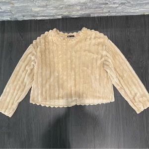 Cozy Zara sweater. Very soft. Size Medium. Great condition